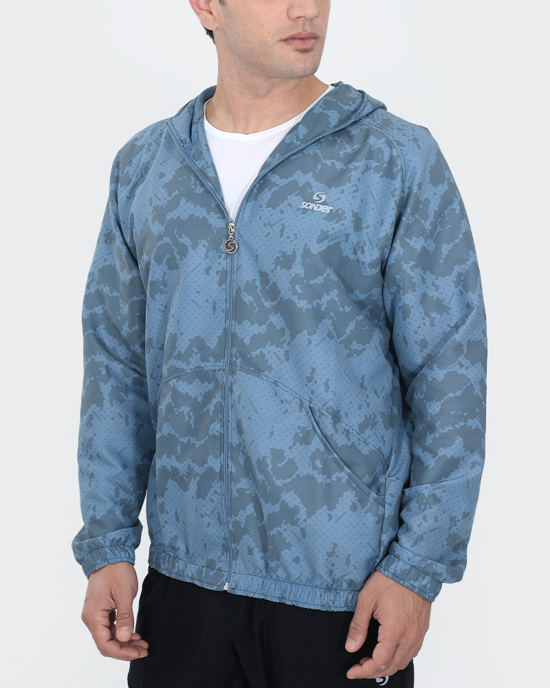 Campera rompeviento de microfibra estampada mineral azul