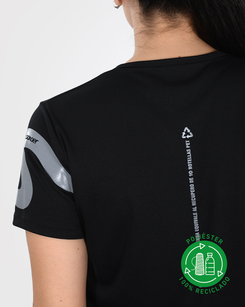 Remera de poliéster reciclado negra con estampa